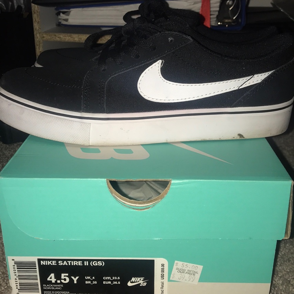 Nike satire shoes size 4.5 great condition!